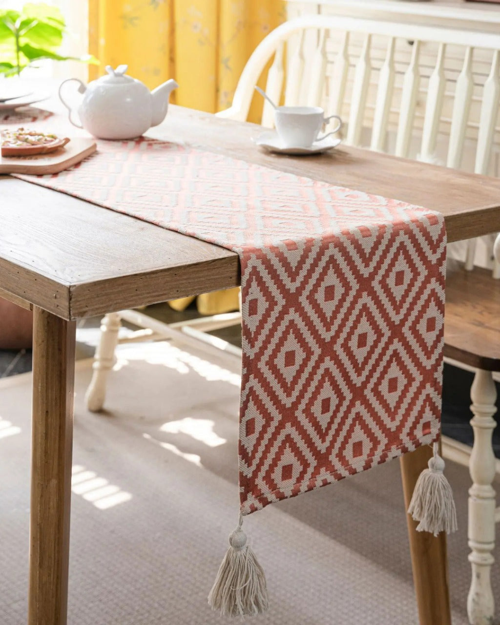 Caminho de Mesa Geométrico em Jacquard com Borla Decorativo - Geométrico - Vermelho Casa Elège