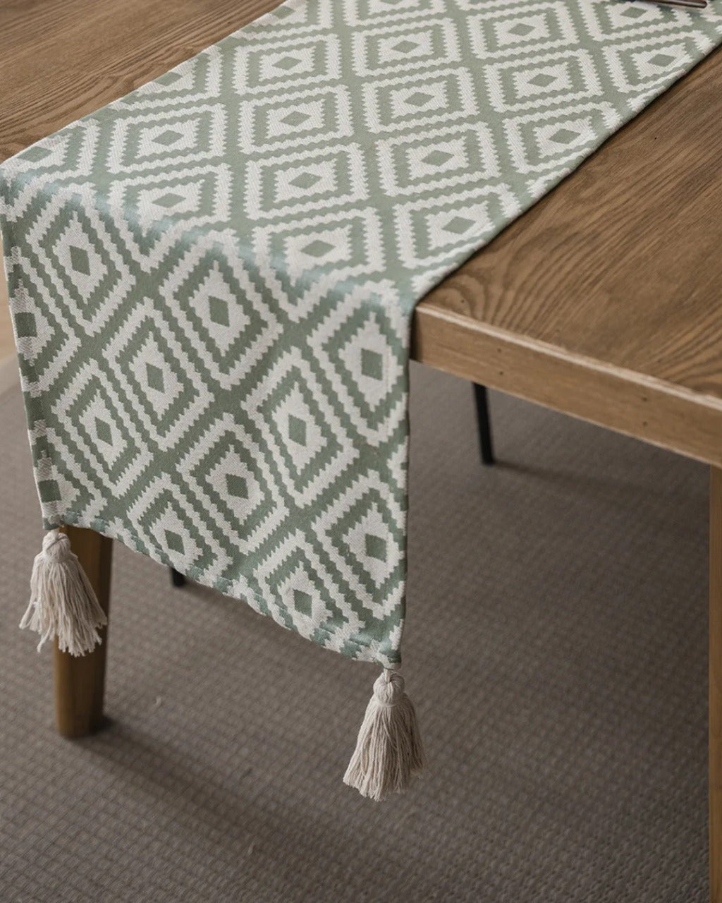 Caminho de Mesa Geométrico em Jacquard com Borla Decorativo - Casa Elège
