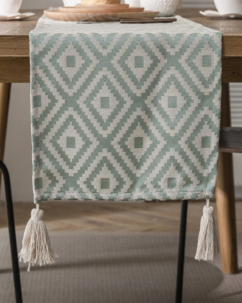 Caminho de Mesa Geométrico em Jacquard com Borla Decorativo - Geométrico - Verde Casa Elège