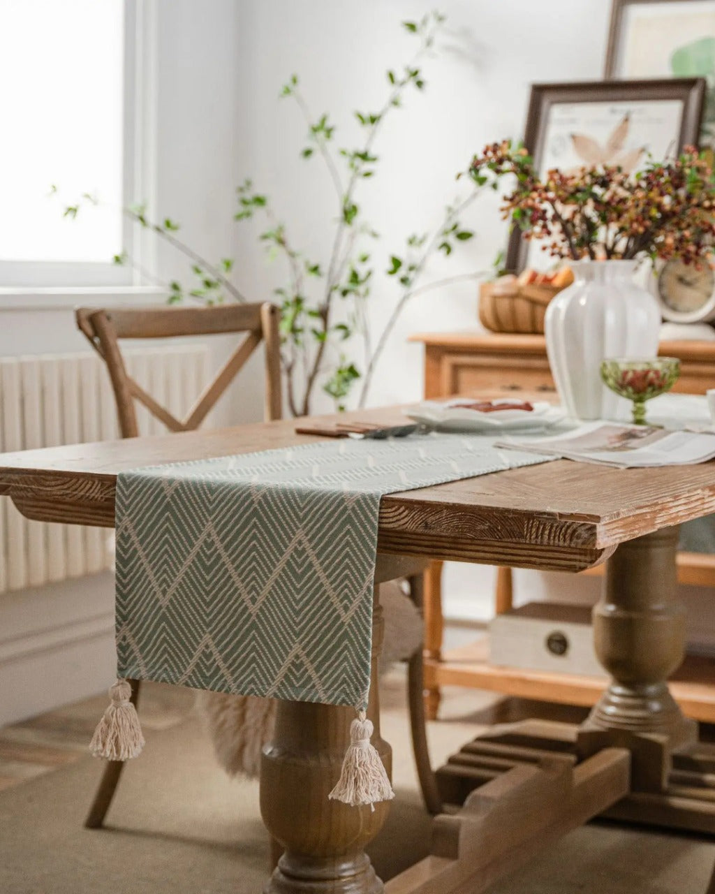 Caminho de Mesa Geométrico em Jacquard com Borla Decorativo - Onda - Verde Casa Elège
