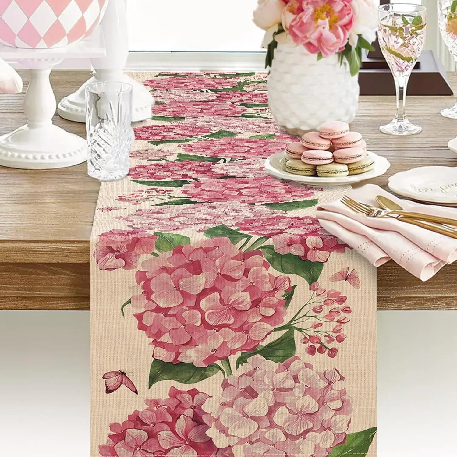 Caminho de Mesa em Linho com Estampa Hortênsia e Borboletas - Rosa Casa Elège