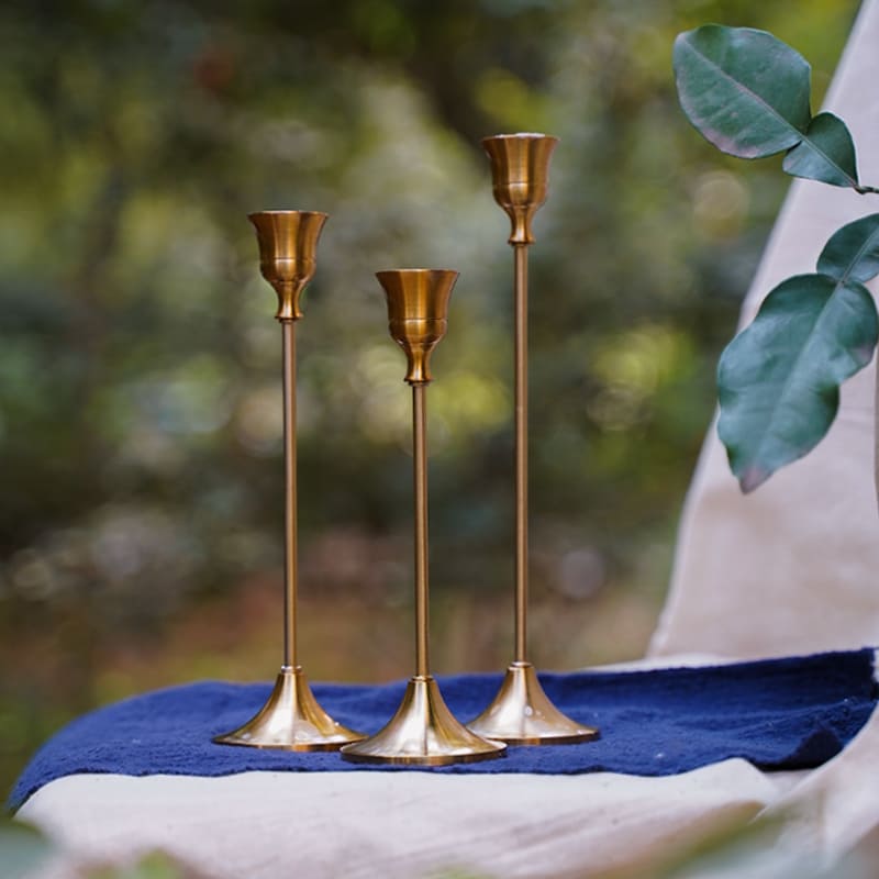 Castiçais em Metal Dourado Retrô para Mesa Decorativa - Casa Elège