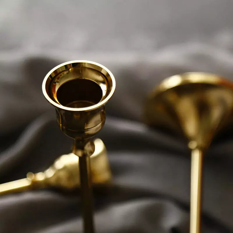 Castiçais em Metal Dourado Retrô para Mesa Decorativa - Casa Elège