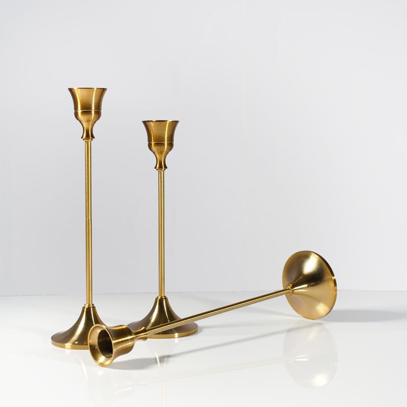 Castiçais em Metal Dourado Retrô para Mesa Decorativa - Casa Elège