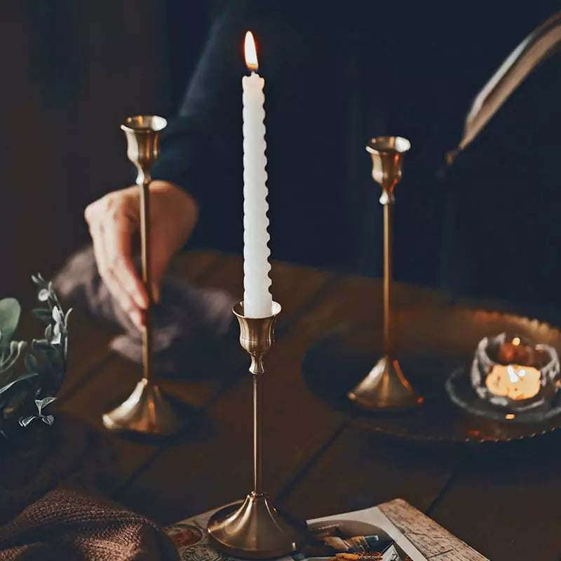Castiçais em Metal Dourado Retrô para Mesa Decorativa - Casa Elège