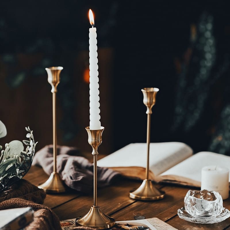 Castiçais em Metal Dourado Retrô para Mesa Decorativa - Casa Elège