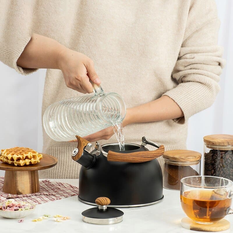 Chaleira de Inox com Apito 2,5 L e Alça de Madeira - Casa Elège