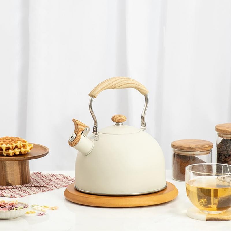 Chaleira de Inox com Apito 2,5 L e Alça de Madeira - Bege Casa Elège
