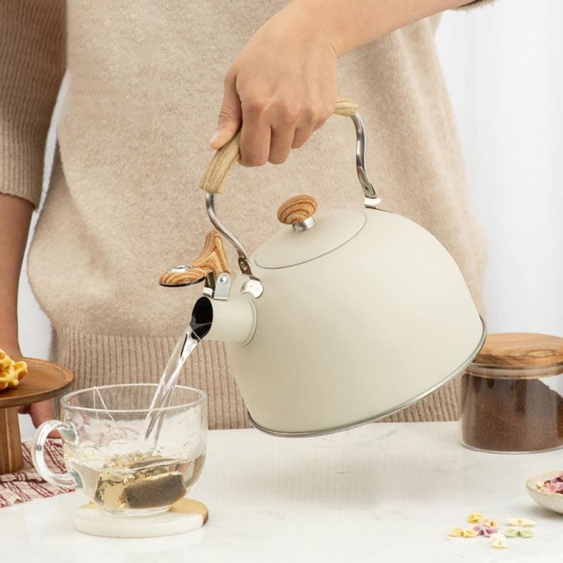 Chaleira de Inox com Apito 2,5 L e Alça de Madeira - Casa Elège