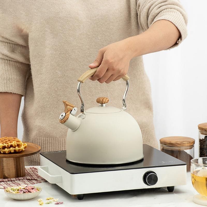 Chaleira de Inox com Apito 2,5 L e Alça de Madeira - Casa Elège