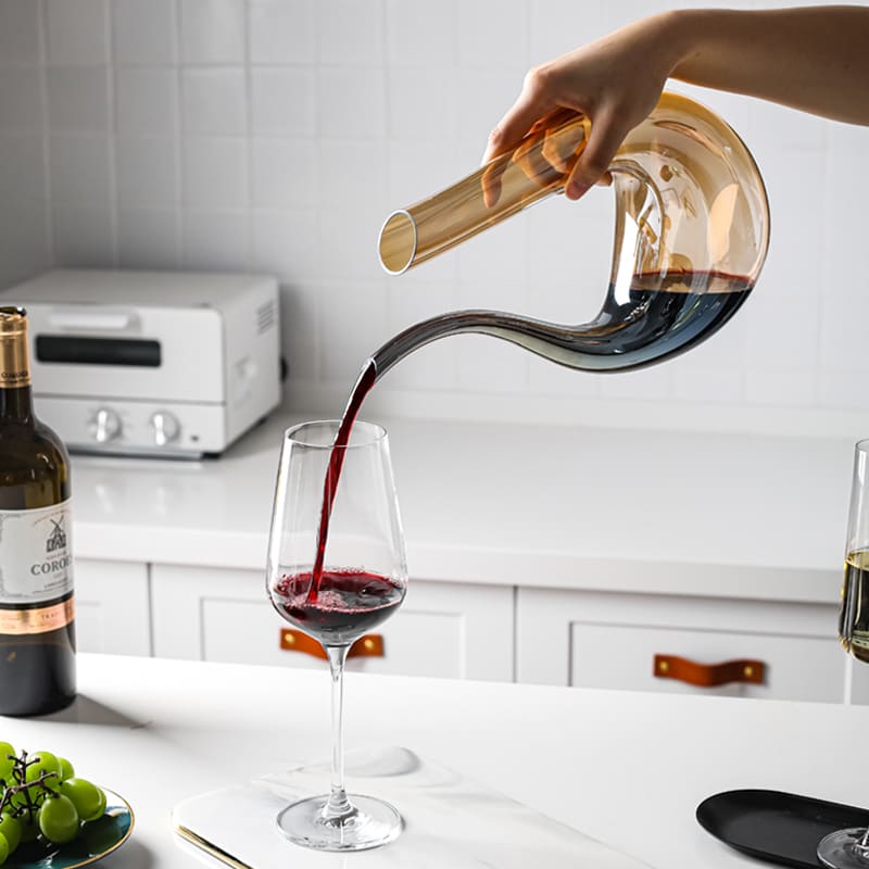 Decanter de Vidro Âmbar Formato Cisne 1500ml Elegante - Casa Elège