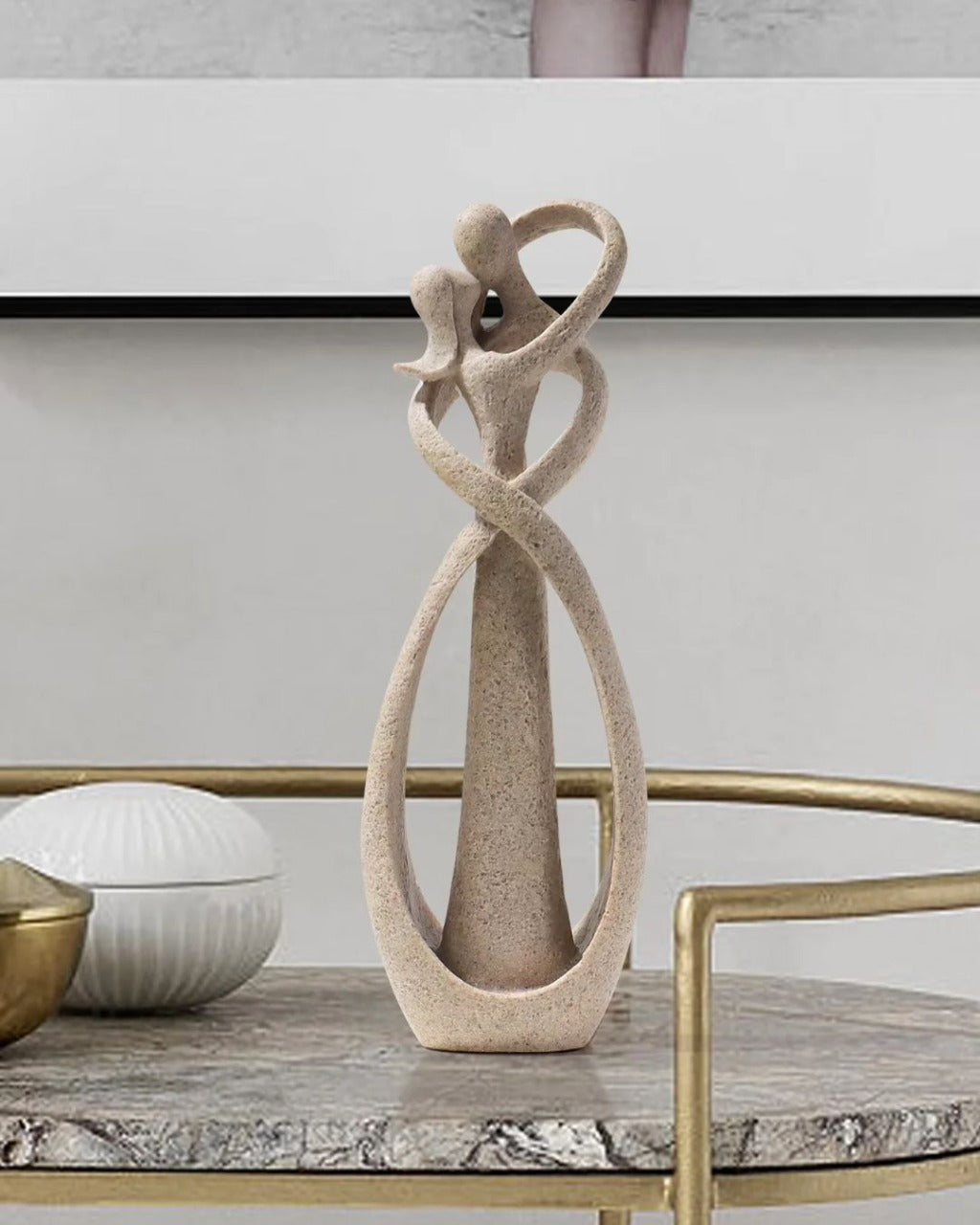 Escultura Casal em Resina Abraço Contemporâneo para Sala/Escritório - Casa Elège