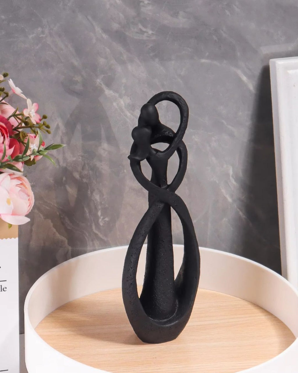 Escultura Casal em Resina Abraço Contemporâneo para Sala/Escritório - Casa Elège