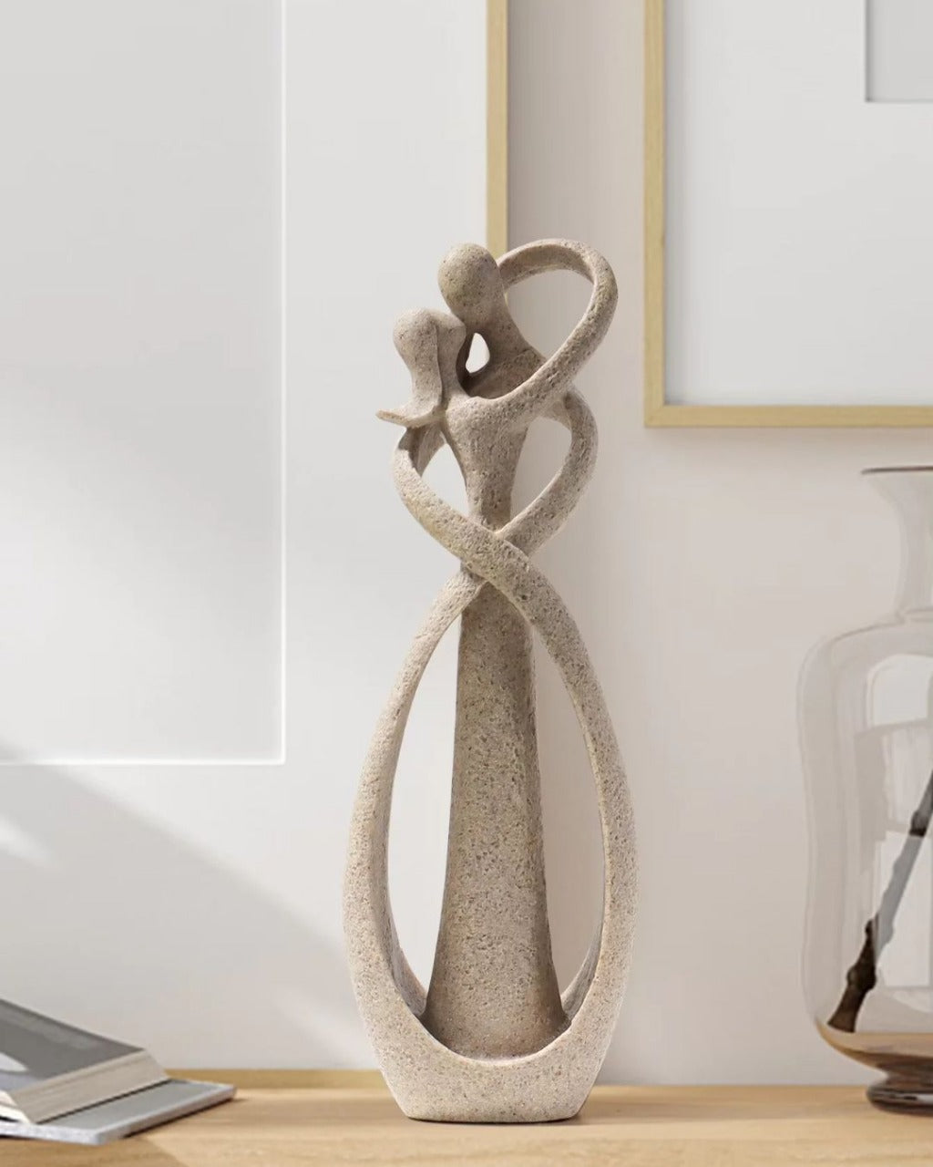 Escultura Casal em Resina Abraço Contemporâneo para Sala/Escritório - Casa Elège