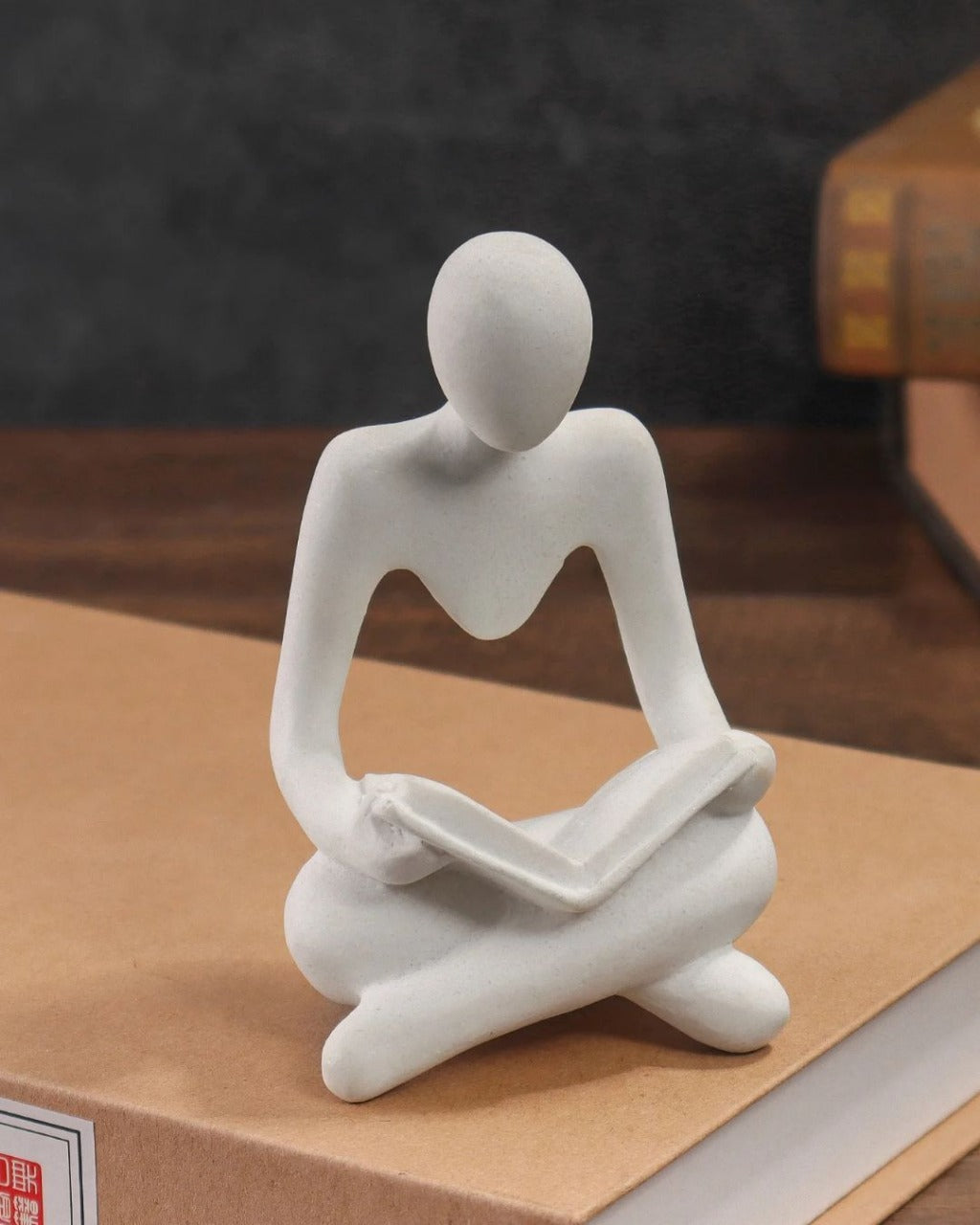 Escultura Leitor Sentado em Resina Minimalista Branca - Casa Elège