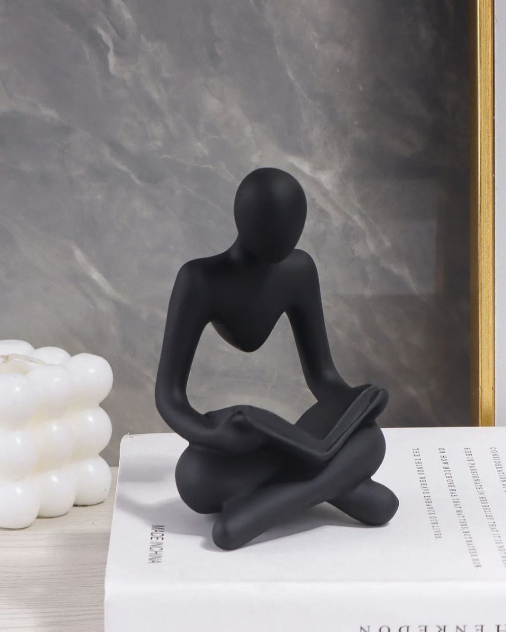 Escultura Leitor Sentado em Resina Minimalista Branca - Casa Elège
