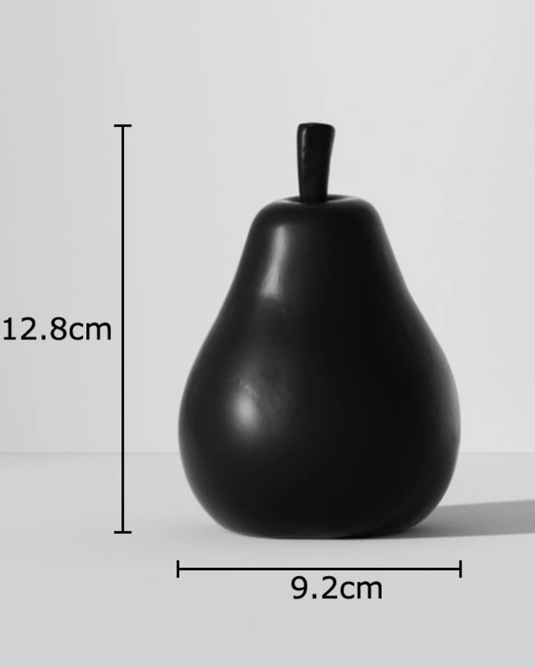 Estátua de Frutas em Resina Preta e Branca Minimalista - Pera Petra Casa Elège
