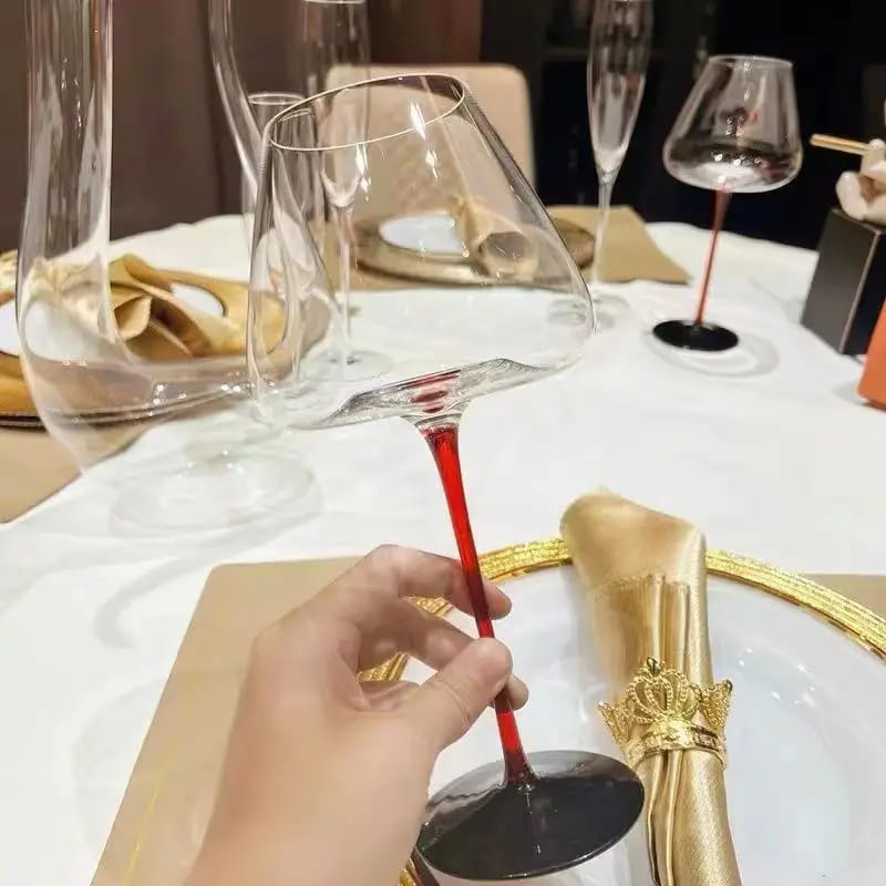 Taça de Vinho em Cristal com Haste Vermelha Elegante - Casa Elège