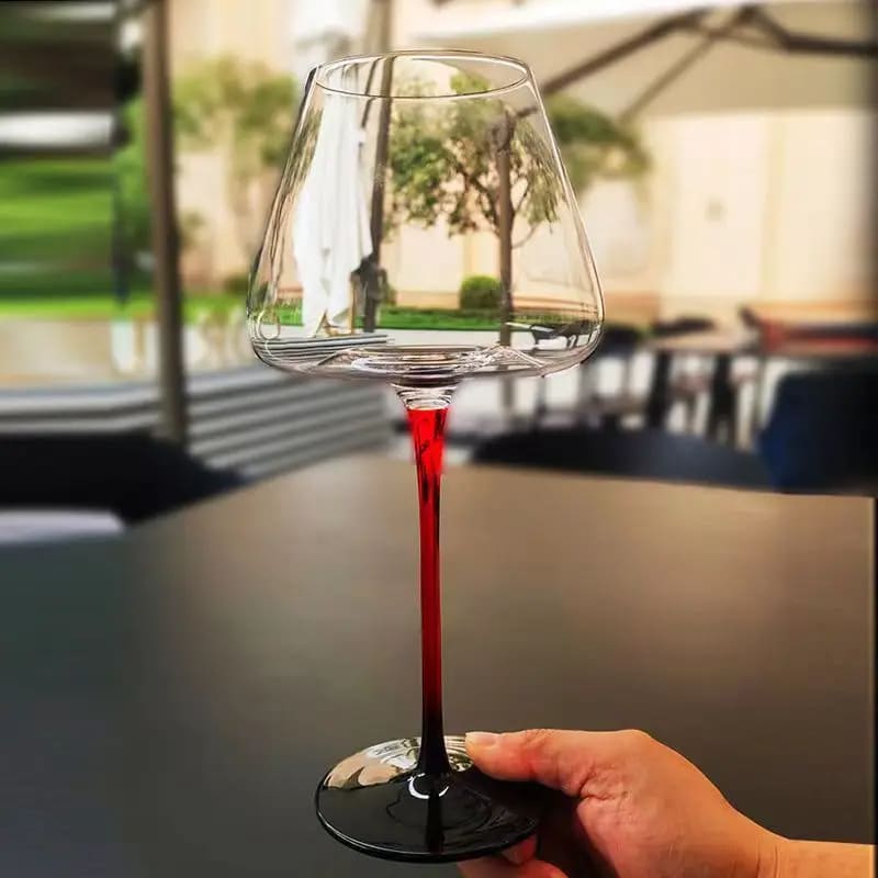 Taça de Vinho em Cristal com Haste Vermelha Elegante - Casa Elège