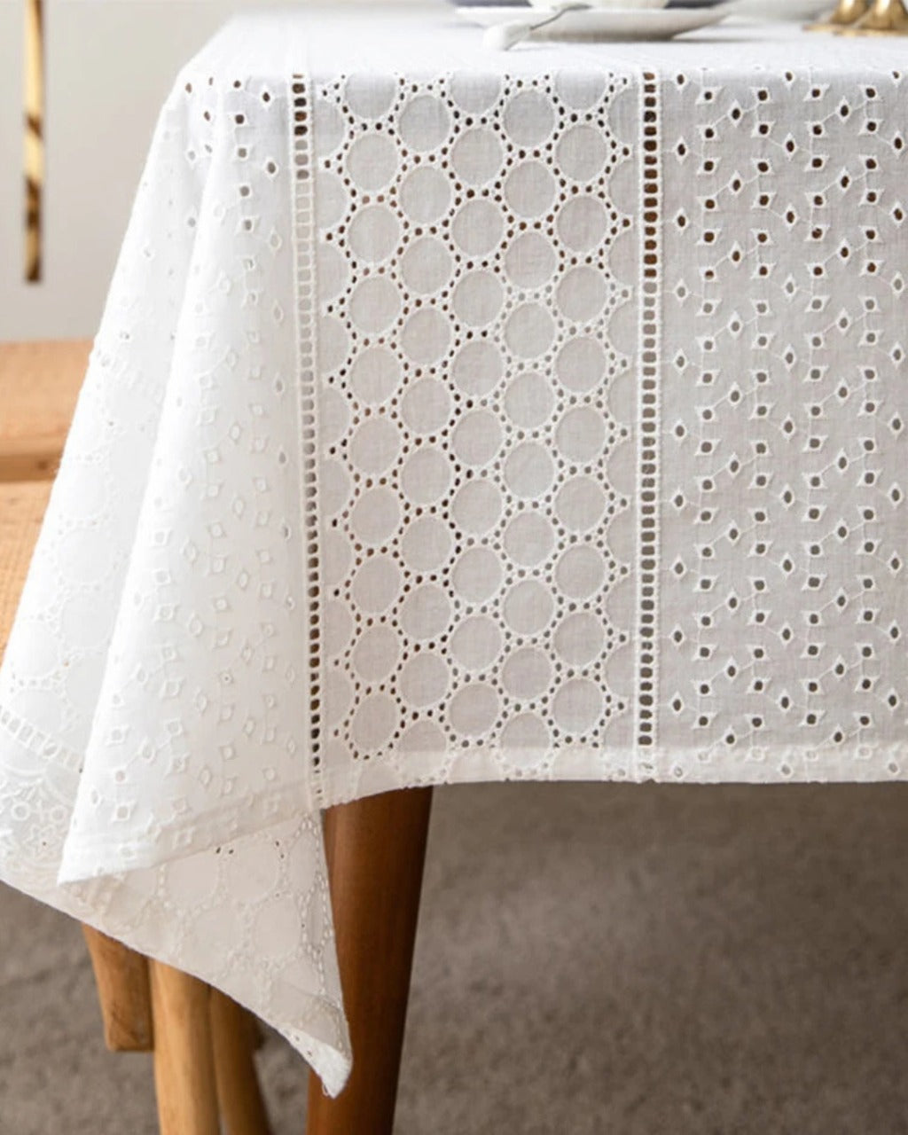 Toalha de Mesa em Algodão Branco com Bordado Francês - Casa Elège