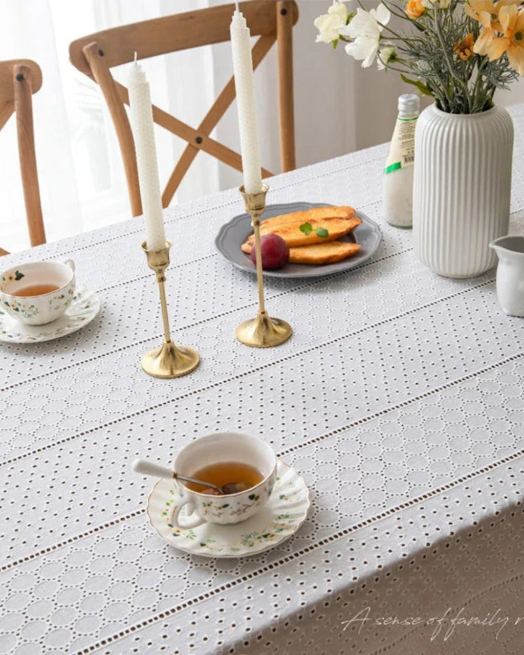Toalha de Mesa em Algodão Branco com Bordado Francês - Casa Elège