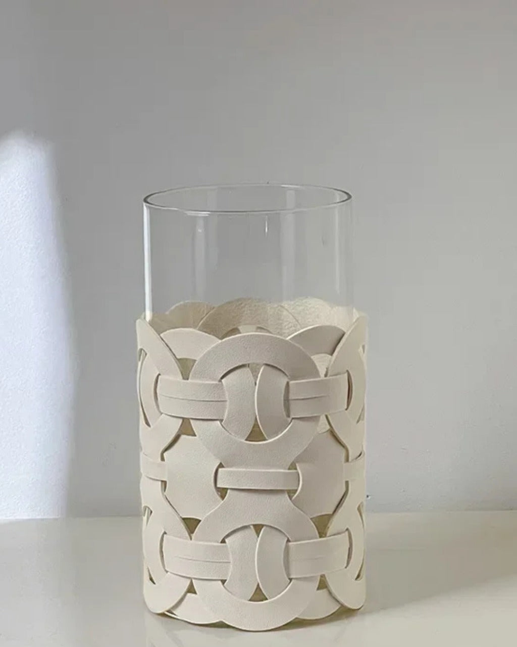 Vaso de Vidro com Detalhe em Couro Trançado Moderno - Bege Casa Elège